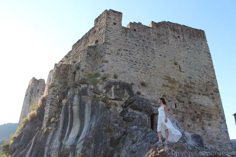 i went to visit a beautiful castle. guess what I did on the .. 3