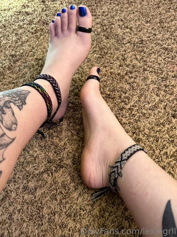 I repainted my toes for my collab next week 😁 are you gettin.. 4