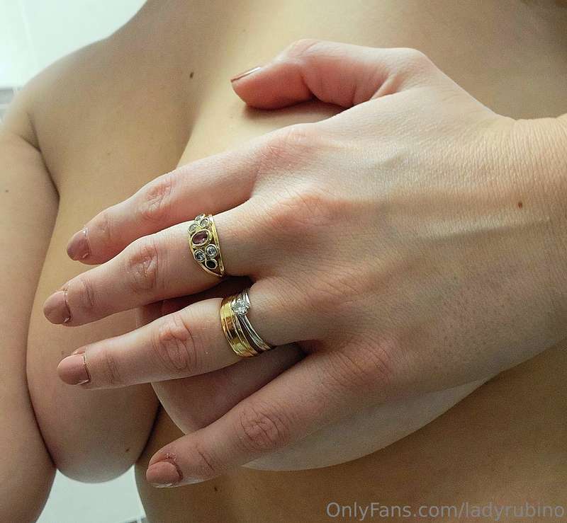 Do you like my rings? look how I wear them...  Ti piacciono ..