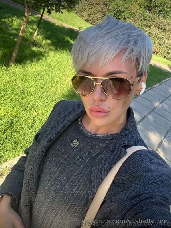 Hi! My friend @karinasnowwhite created her onlyfans today 🥰S..