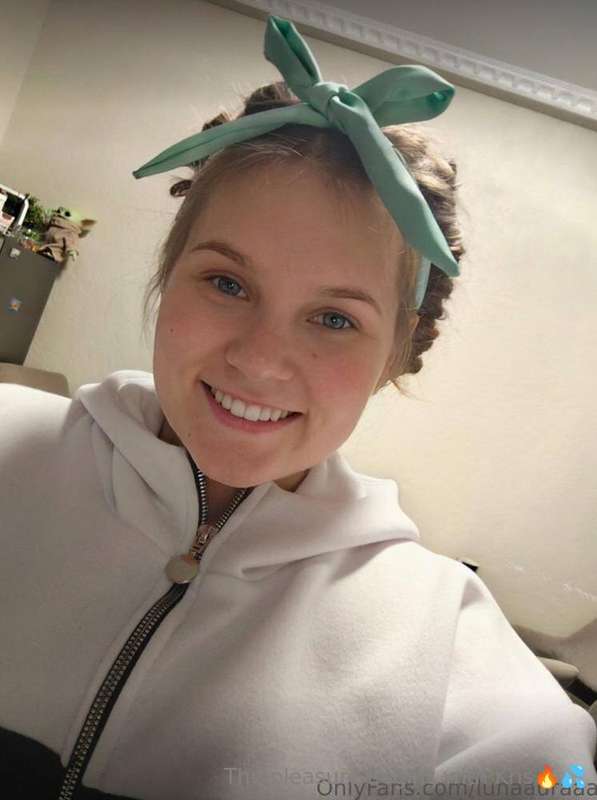 This pretty babe @lunaauraaa is crazy about how you can poss..