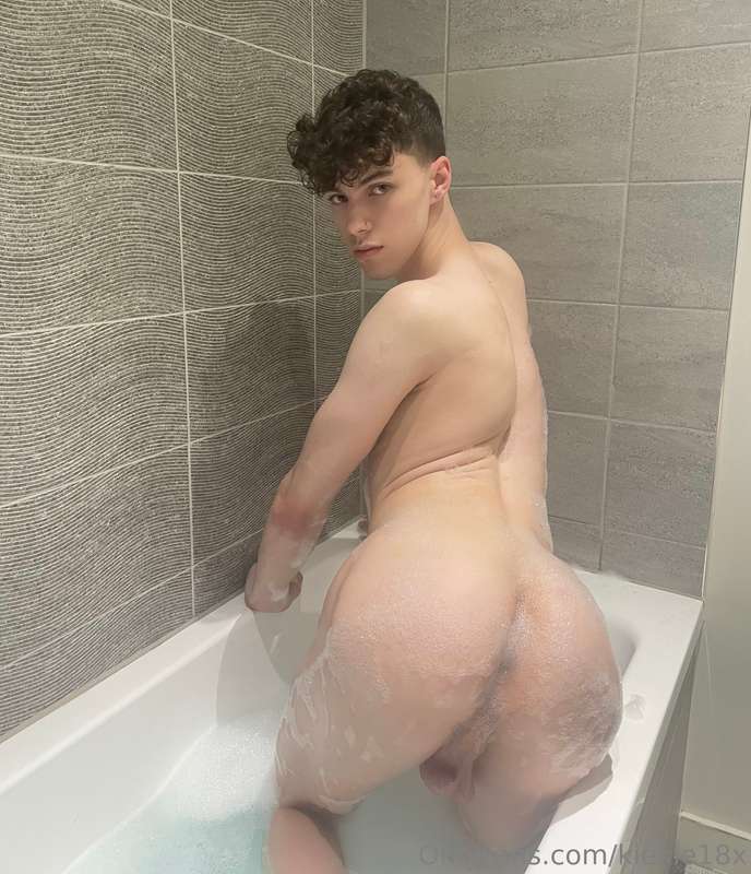 Tryna get clean in this bubble bath but my thoughts are too .. 18