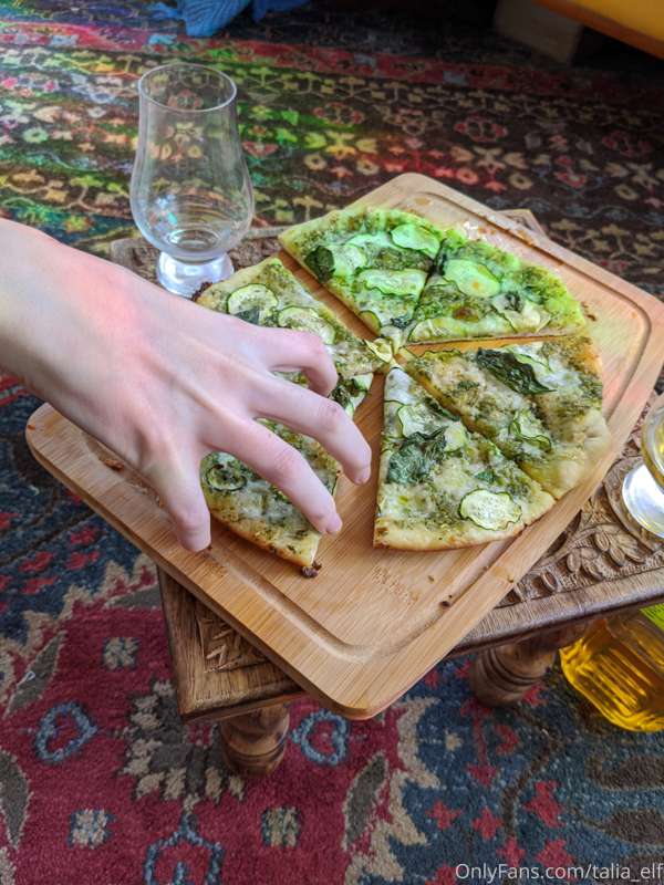 Slice of life / slice of pizza (homemade!) 

Feat. the terri..