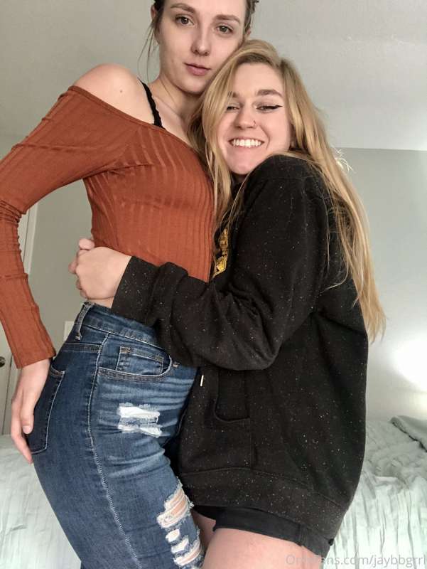 Isn’t she so cute? She just started an Onlyfans, it’d make m.. 1
