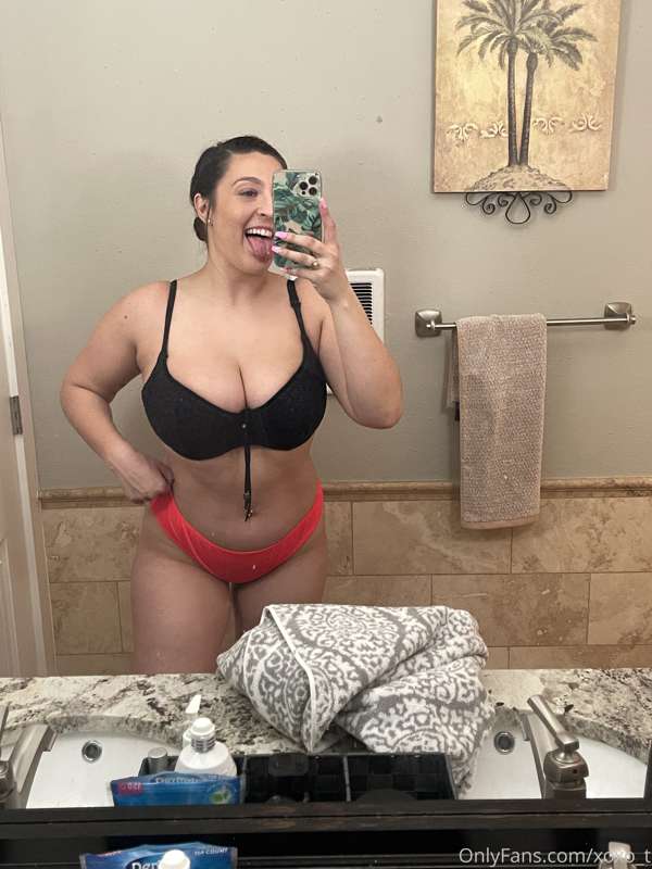 Hot tub time 👅 alsoo what time should I go live on Valentine..