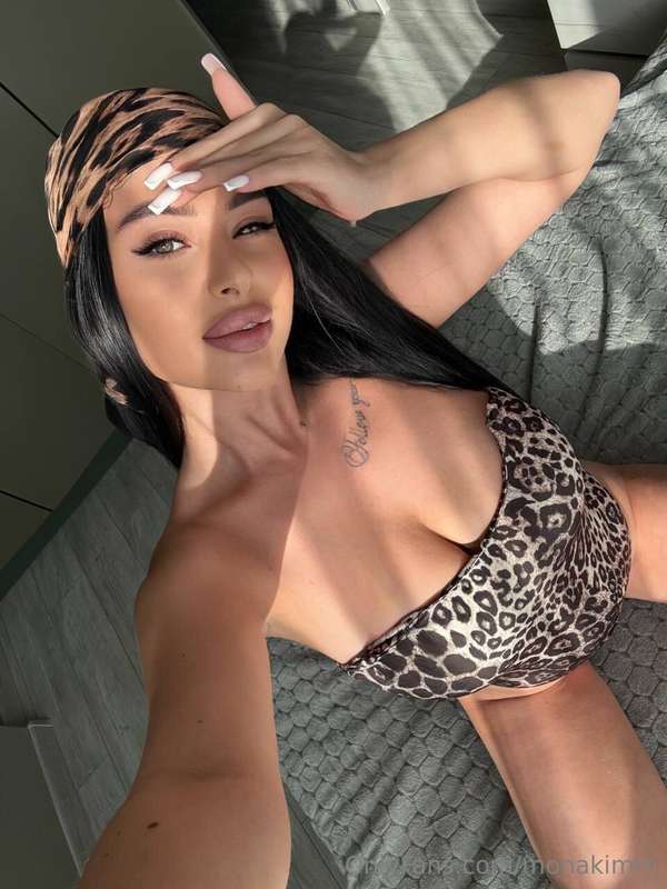 These perfect curves are impossible to resist! 😈🔥💭 Imagine h..