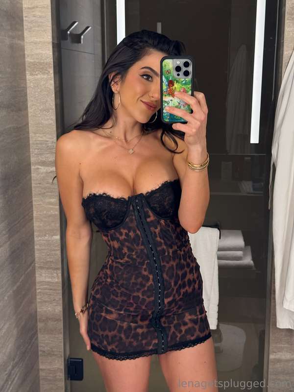 A quick selfie for you before a rough fuck with my hot date .. 2