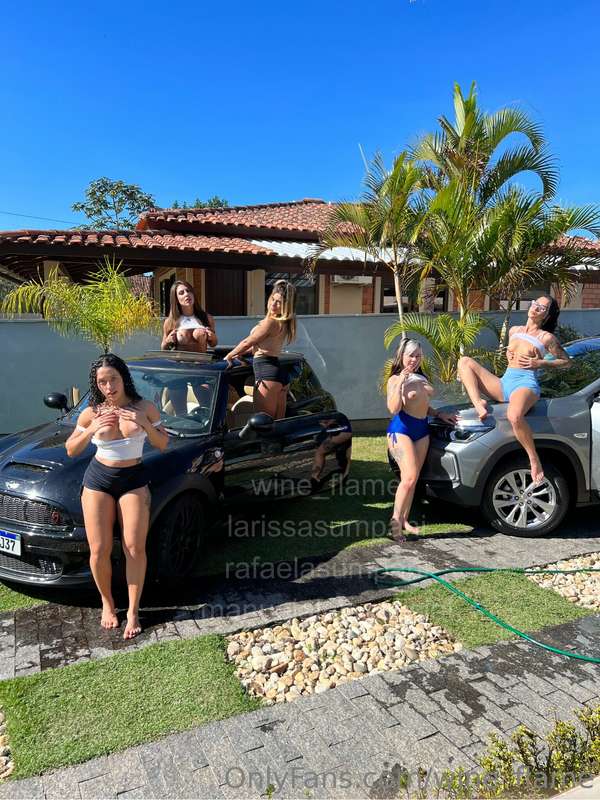 O lava rápido das gostosas ficou cheio esse fim de semana hi..
