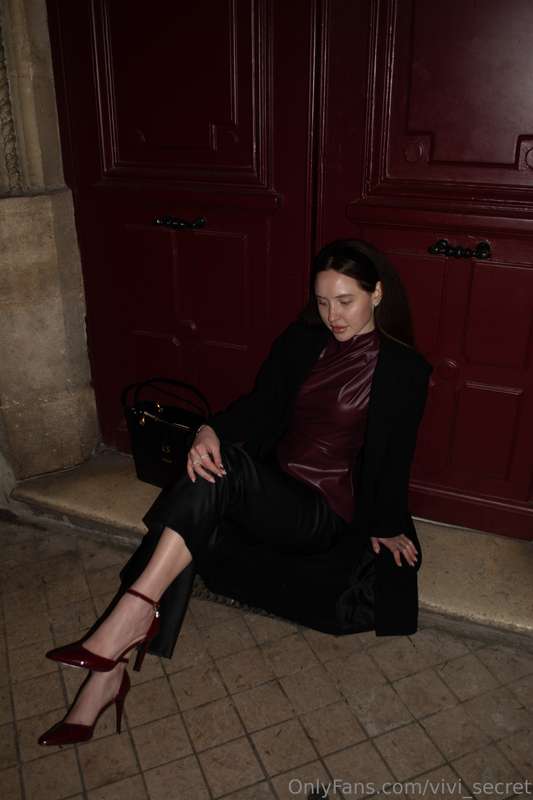 This door matched the color of my outfit so perfectly that I.. 3