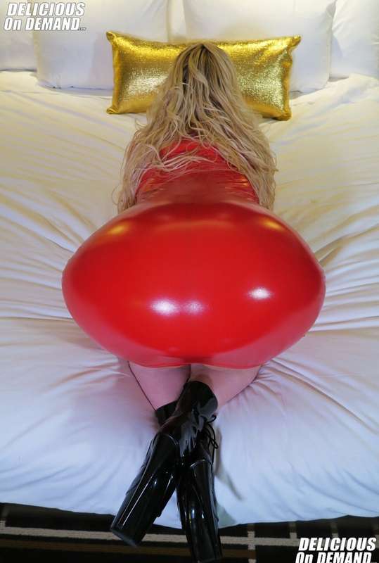 My ass looks so good in that red latex dress ❤️