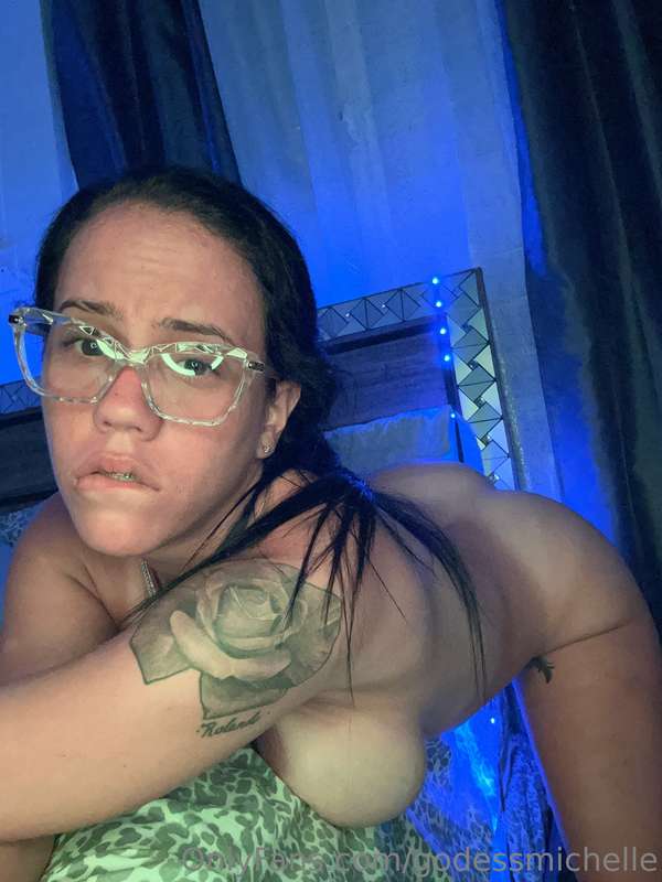 Estoy desnudita en mi cama. Quiero que chupen todaaa 🥵🥵🤤 1