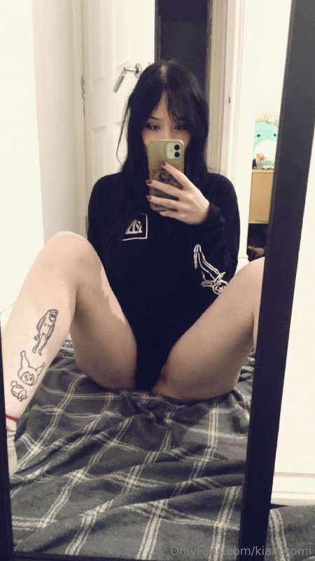 Scroll for more nude ness and a video of me playing w my pus.. 11