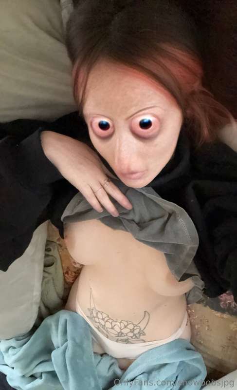cursed nudes? Cursed nudes. (2nd one is kinda cute tho) 4