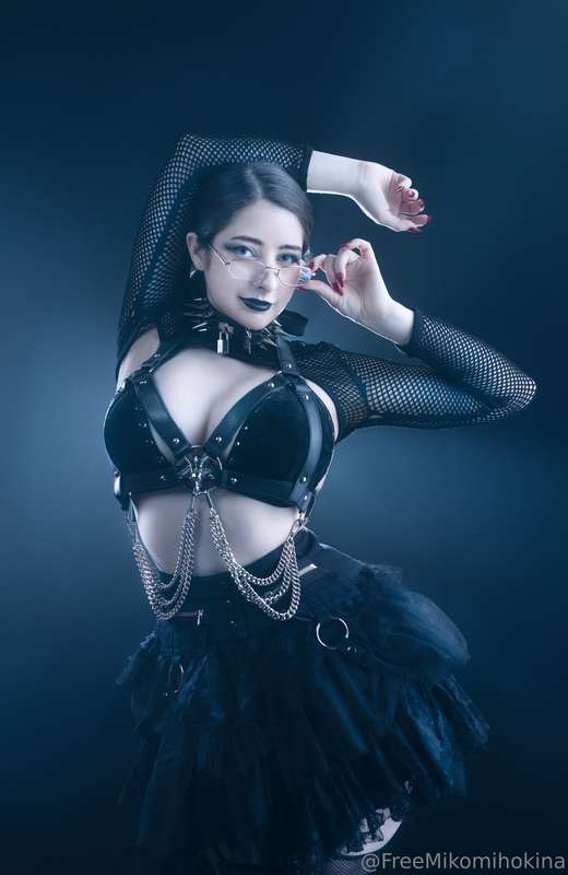 Your goth gf has a new outfit. Do you like it?🖤@mikomihokina..