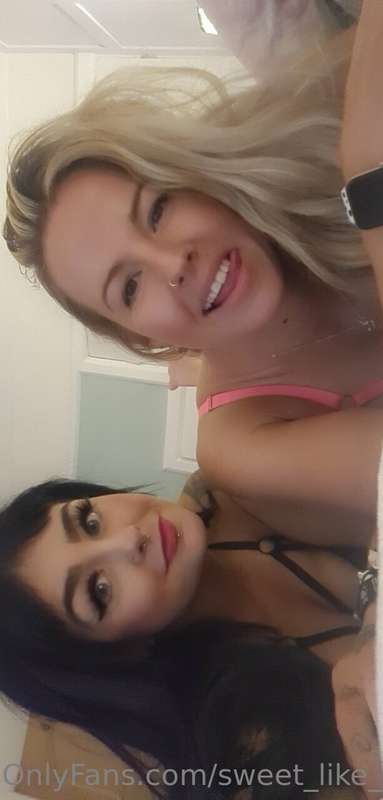How d’ya like my new girlfriend? 👩🏼‍❤️‍💋‍👩🏻💞 1