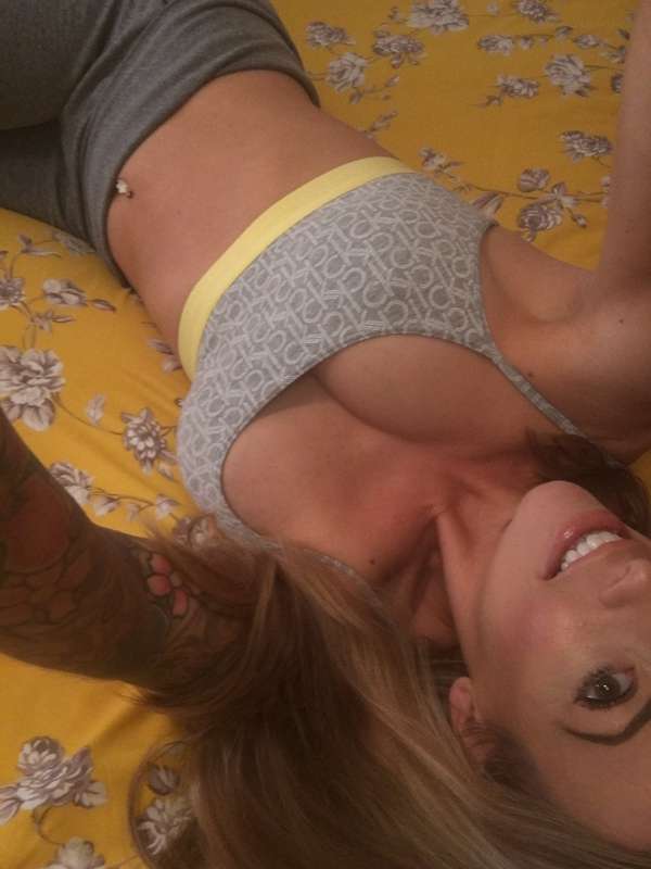 Hot sexy gym girl pic set for you hungover boys this morning..