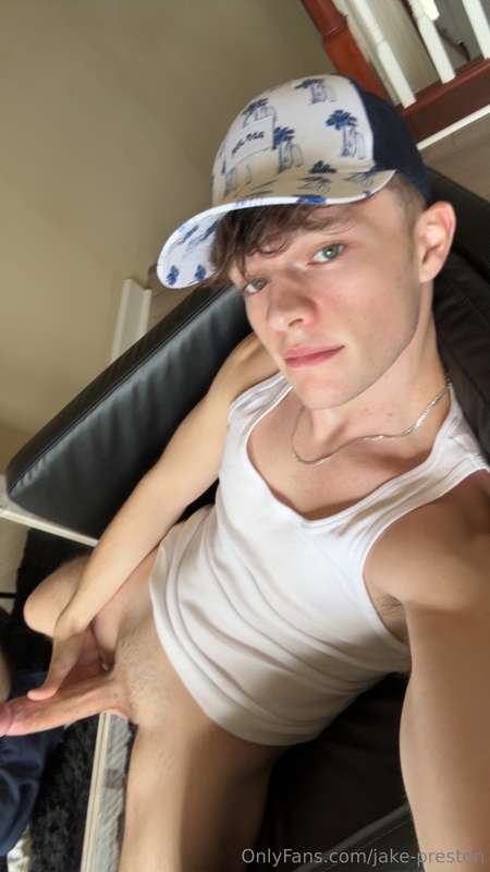 You like me in a hat? 😮‍💨 1