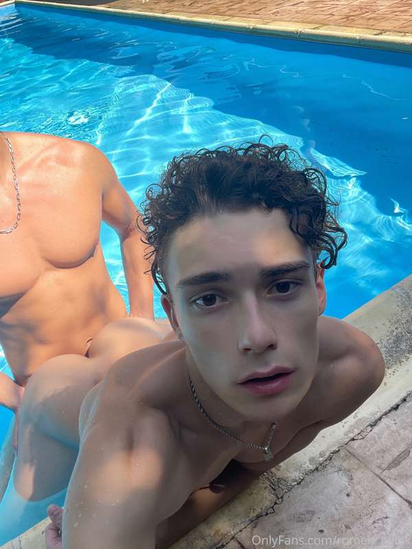Playing in the pool with @valentinoboy 🥰💦 2
