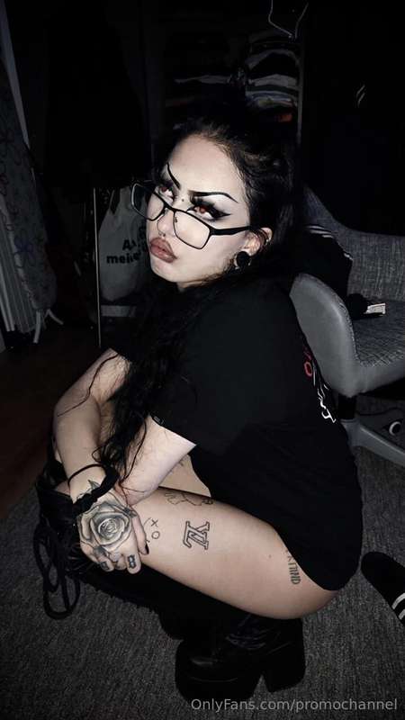 Ehi, sono Nadia! 😘🌑 Curiosi di conoscere il mio lato oscuro?.. 2