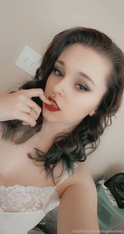 Who wants the hot photos i took today? 🤍 2