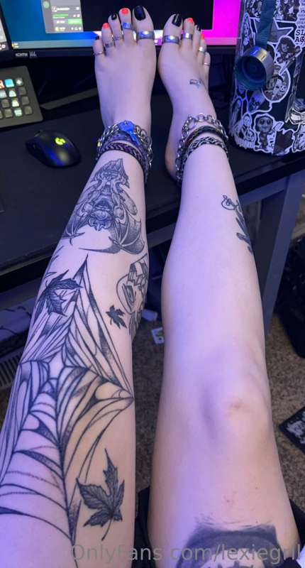 Do you like the way I painted my toes?