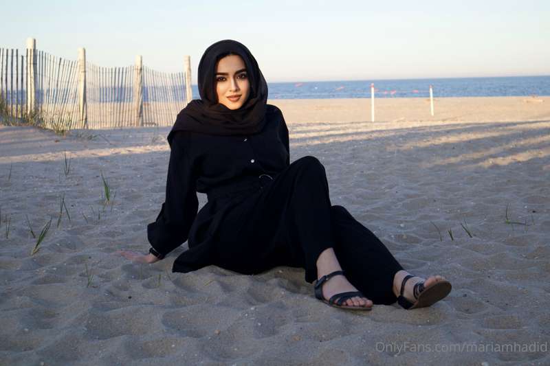 Lay in the sand with me 🤪 2