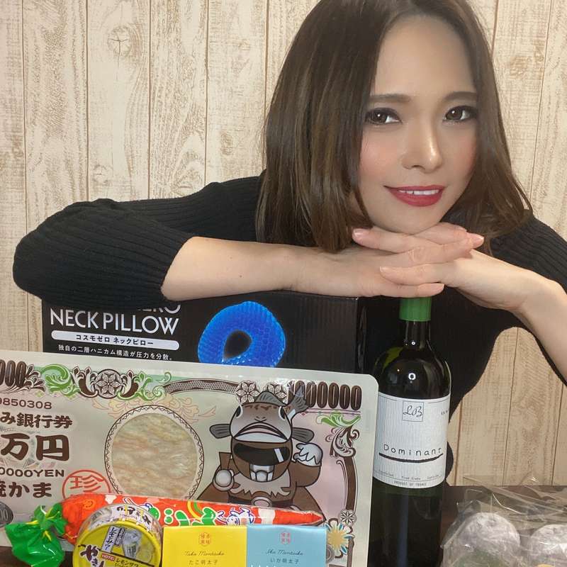 よくキャバ嬢がやってる撮り方🍾

なんと名前入り白ワインまで！！

ちゃんと
「ドミナント