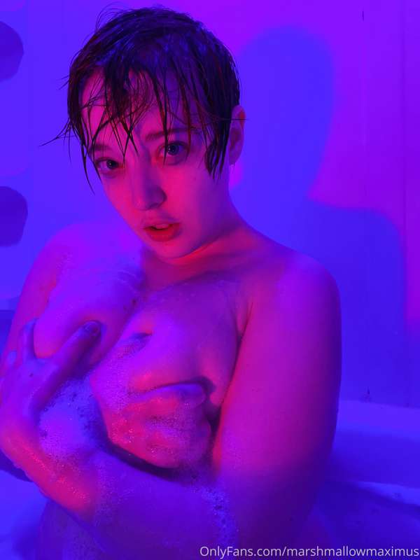 Let’s stay inside and take a bath together💜💙💜💙