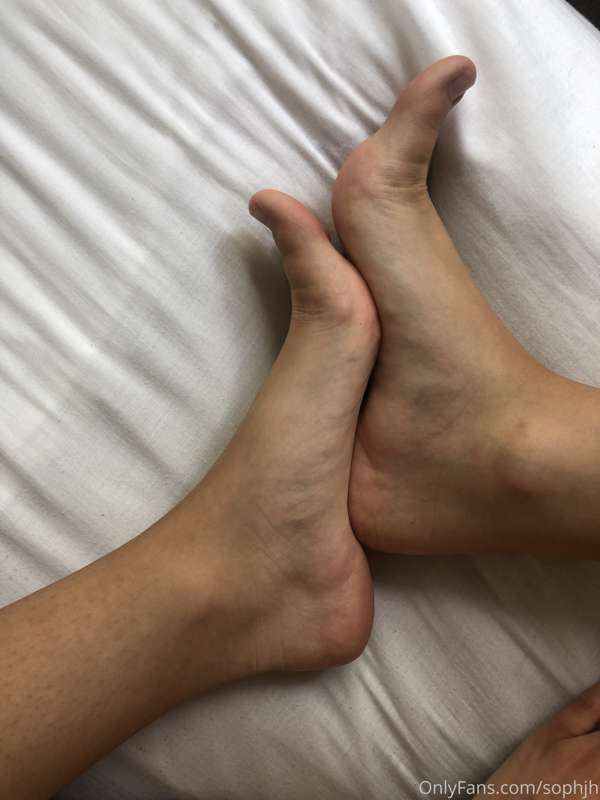 Who likes my little feet? 🦶 4