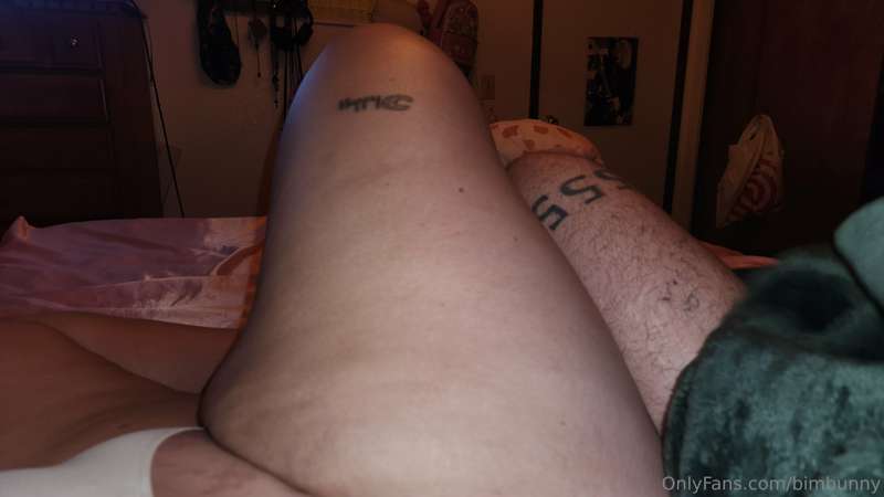 Holy FUCK!!!!!!!! My feeders leg looks TINY next to mine! I'.. 6