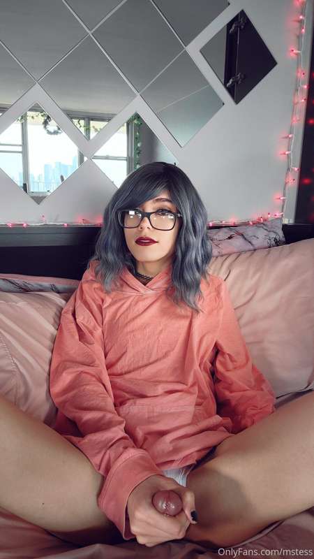 Hoodie vibes... Annnd a little bit of naked vibes c; 31