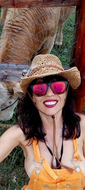 Hoy probamos darle tallos y hojas 420 al Chapu y le gustó! 👩.. 3