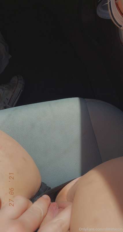 The sunlight in the car makes my pussy look prettier 😝💦 3