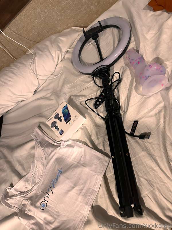 Help me pay for my stuff & get content in return 💕😉