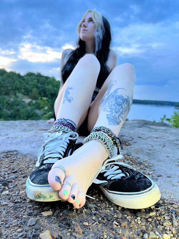 Such a great view of smelly feet 😈 3