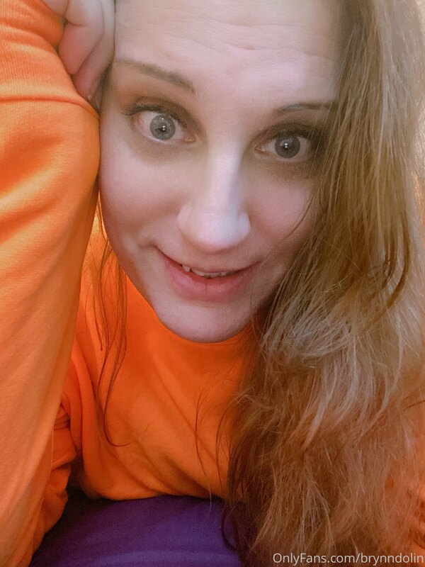 I’m not a fan of the Velma cosplay the glasses and hair just..