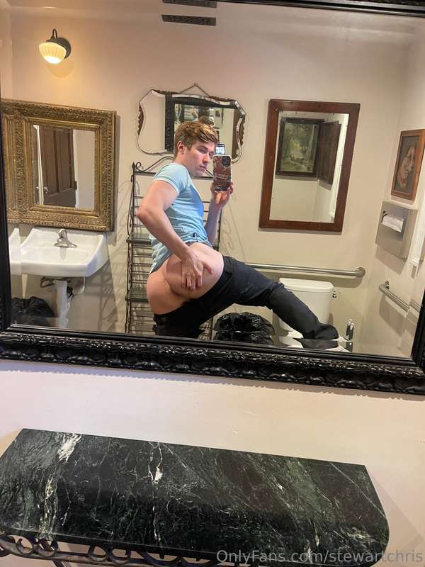 Quickie Restroom pics while waiting for food 😉