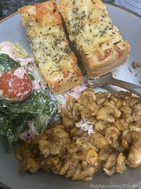 😘🥰😉 Anybody want to come over for dinner sometime? 🤤 9