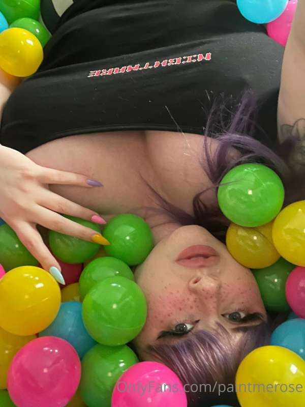 I made myself a ball pit 😅 3