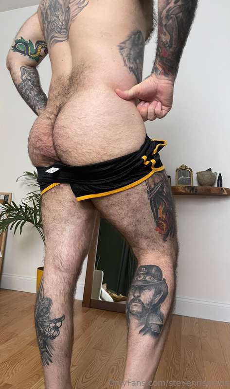 Dessert is served, on the menu tonight is 🍑 🥧 4