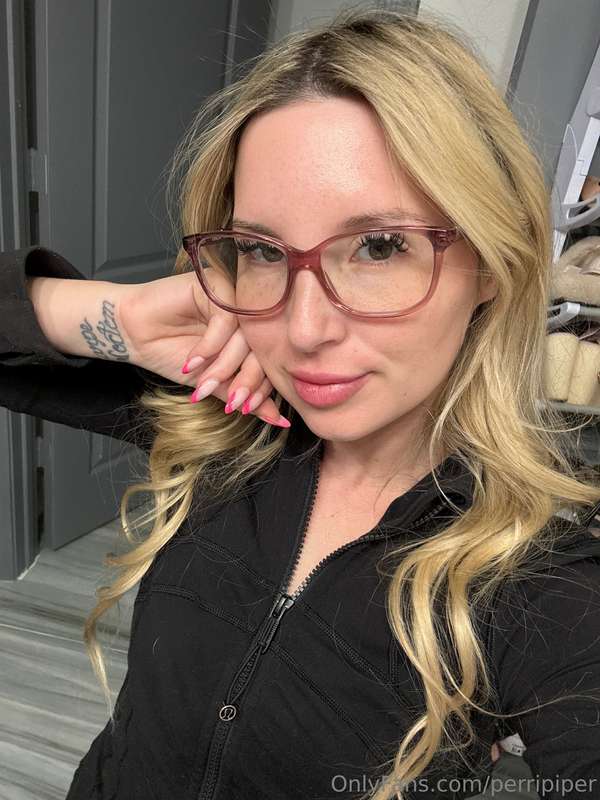 Do you like your girls in glasses? 🤭
