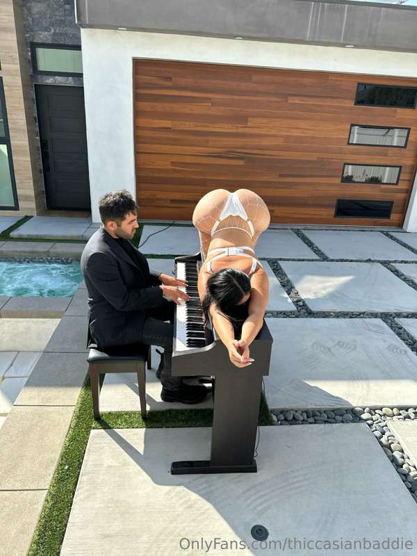 Booty and Keys in perfect symphony 🎶🍑🎹🎶