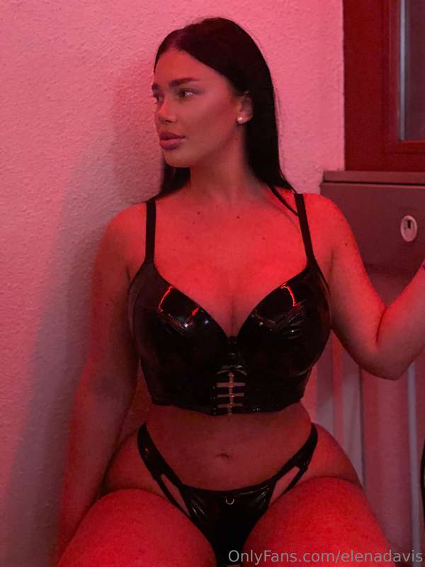 elegance in black latex 💅 1