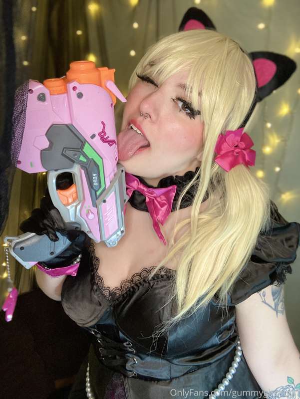 Wanna see what’s under Dva’s black cat skin? 💖🐈‍⬛ 1