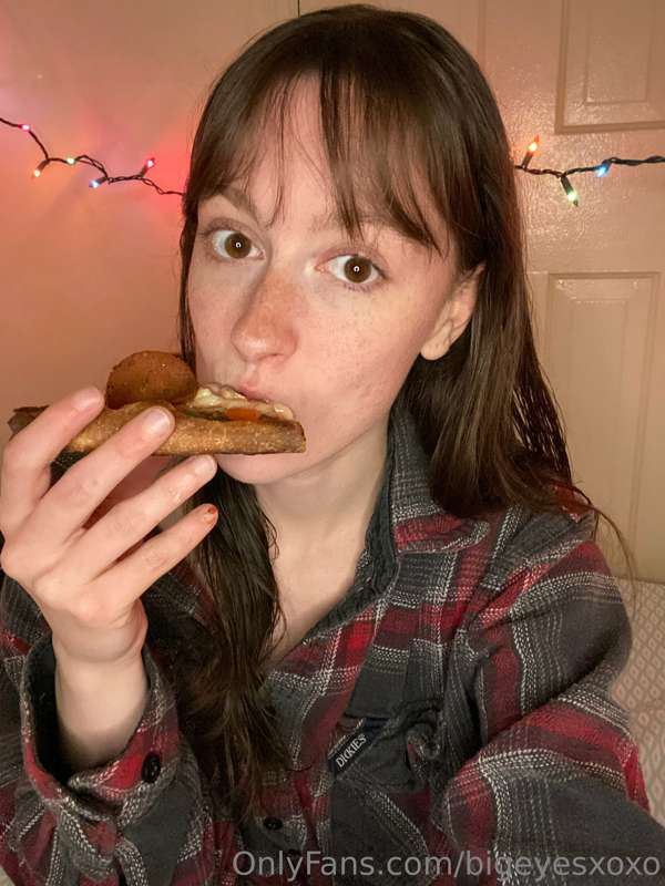 Having some pizza and then taking a bath on chaturbate! Come..