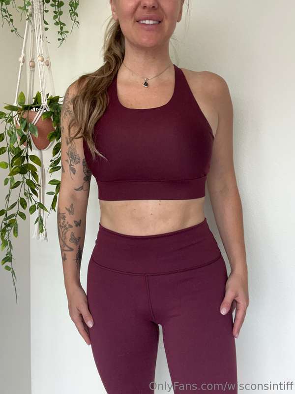 Swipe to see boobs, it was arm day at the gym