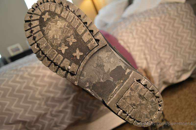 Its sooooo cold here right now.  These boots make my feet so.. 7