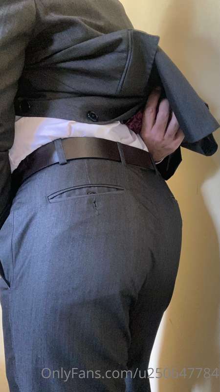 Quem curte um macho com tesão de terno? 1