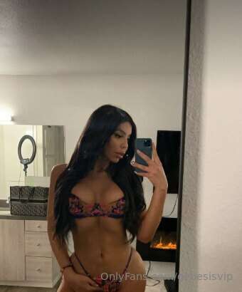 Am I looking hot and beautiful in this pose?🤗🤗