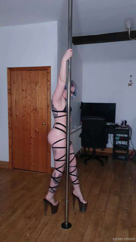 Pole dancing with lots and lots of straps tonight 🥰 10
